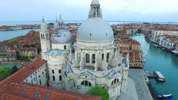 空中飞行圣玛丽亚德拉与大查纳尔一起敬礼教堂4K视频的预览图