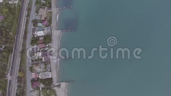 拥有海港城镇房屋乡村道路和汽车的蓝天景色视频的预览图