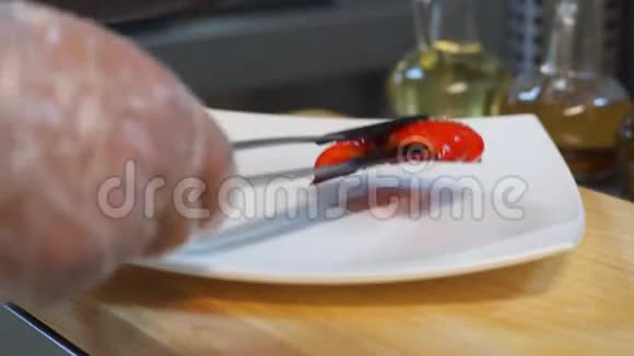 厨师端着一盘菜视频的预览图