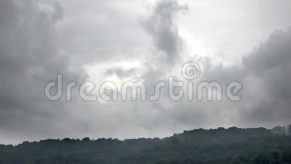带积雨云的山脉全景和印度尼西亚巴厘岛山谷中的寺庙视频的预览图
