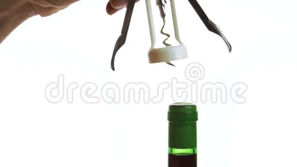 这个绿色的瓶子正由餐馆里的酋长用开瓶器打开视频的预览图