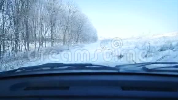 21012018乌克兰Chernivtsi在结冰的道路上驾驶汽车危险的道路冬季景色视频的预览图