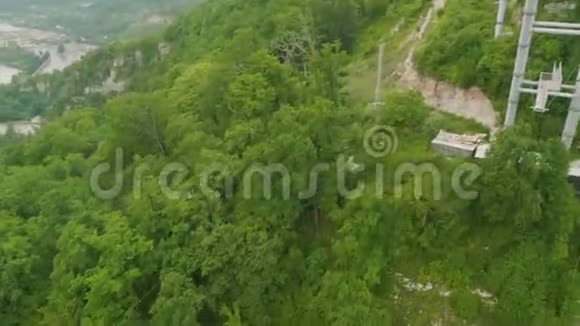 从空中公园的吊桥可以看到Mzmyta河谷游客喜欢以山谷为背景的游乐设施视频的预览图