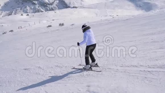 运动女滑雪者专业地在山上的斜坡上雕刻视频的预览图