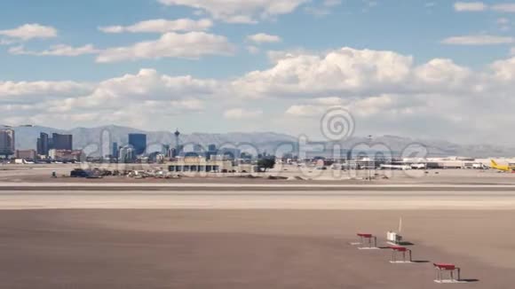 拉斯维加斯麦克卡兰机场和候机楼从飞机上看出租车视频的预览图