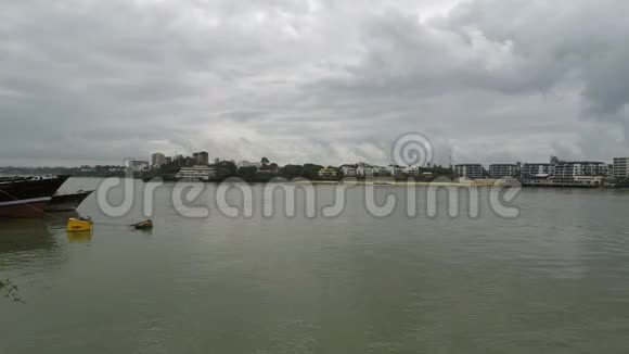 在雨天的蒙巴萨港视频的预览图