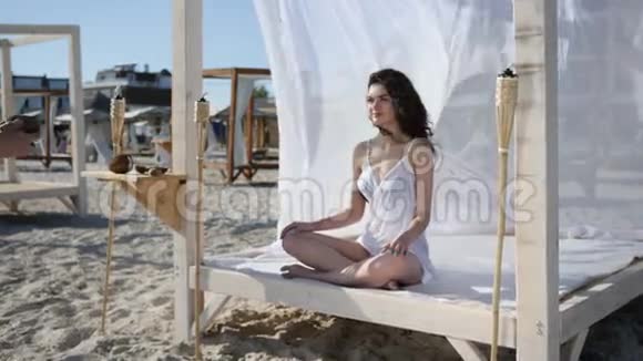 夏季休息时的女性梦男性手中的礼物椰子饮料女孩男人在热带海滩上的鸡尾酒视频的预览图