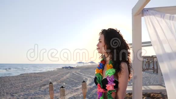 在背光的沙滩上跳舞在热带岛屿上的恋人蜜月在异国情调中的恋人暑假视频的预览图