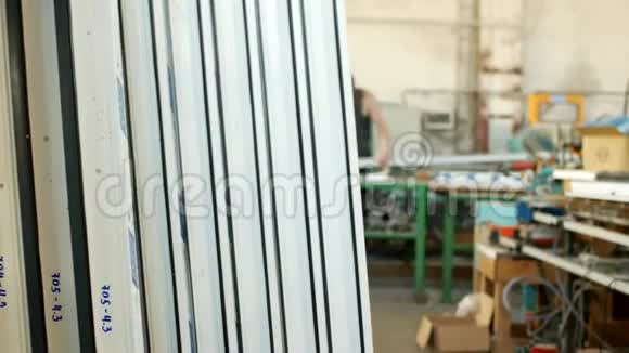 生产装配和制造PVC窗一个有成品的车间在背景下一个视频的预览图