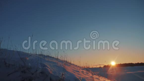 冬小山雪山景观前风雨山冬雪日落阳光美丽的景色视频的预览图