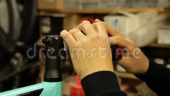 一个自行车修理工的手视频的预览图