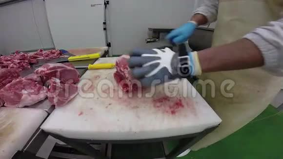 屠房剁肉机切肉视频的预览图