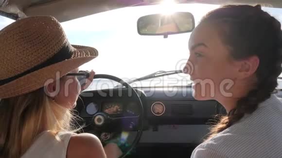 两个女孩在阳光下开车视频的预览图