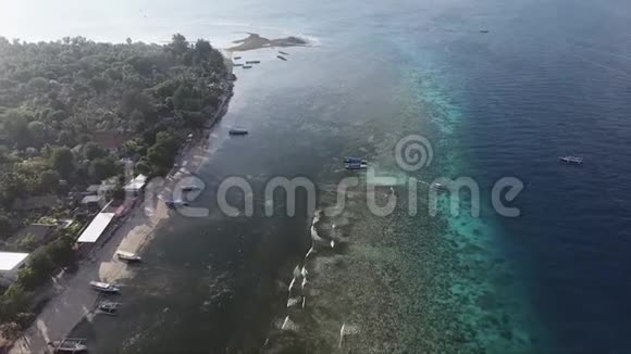 棕榈树可爱的海岸线和船只的壮观岛屿景观视频的预览图