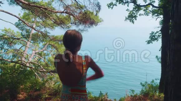 年轻快乐的白种人金发碧眼双手搭在碧海背景的高岸上视频的预览图