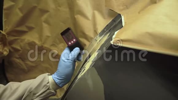 工人用4K测厚仪测量汽车车身底漆厚度视频的预览图