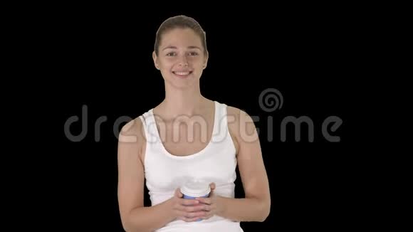 年轻漂亮的女人带着咖啡笑着走着阿尔法频道视频的预览图