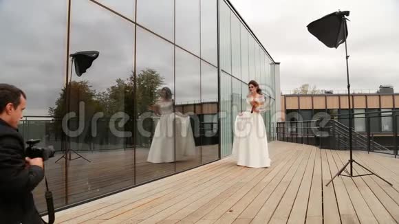 新娘向摄影师摆姿势视频的预览图