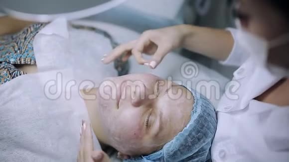 一个年轻的女孩接受治疗痤疮面部有问题皮肤的医用口罩视频的预览图