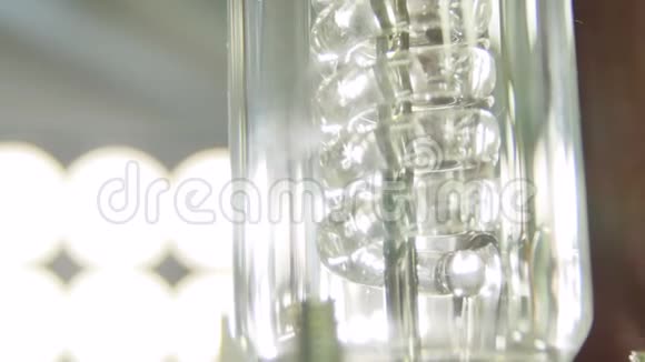 玻璃内金属棒周围的大型螺旋结构视频的预览图