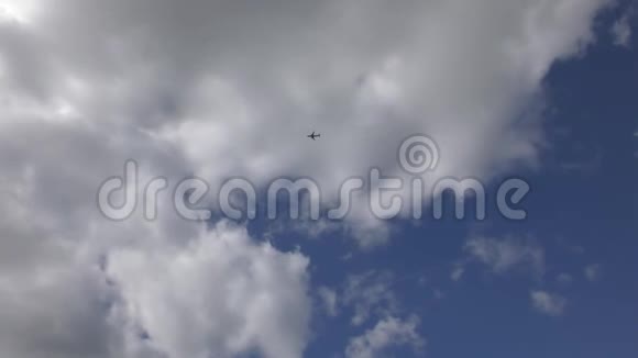 飞机在云层下飞行视频的预览图