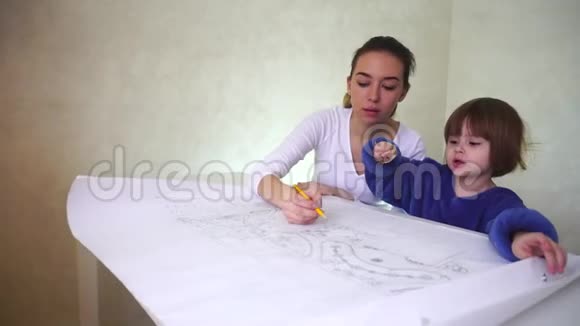 母亲带着小女儿绘制未来家园的计划视频的预览图