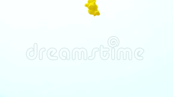 水中的黄色墨水创意慢动作在白色背景上视频的预览图