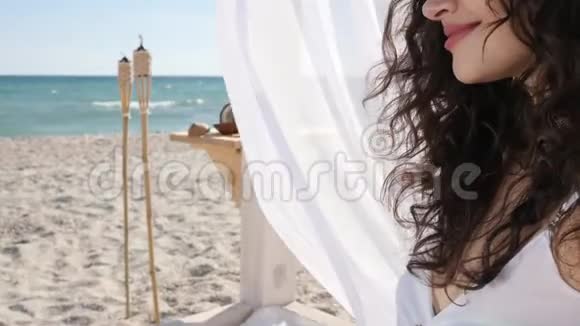 海边的自拍美女沙滩上休息的女照手机海边的自拍女孩视频的预览图