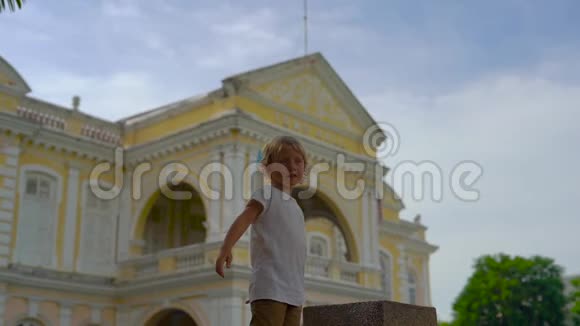 一个小男孩在槟城乔治城市政厅前玩耍的慢镜头视频的预览图