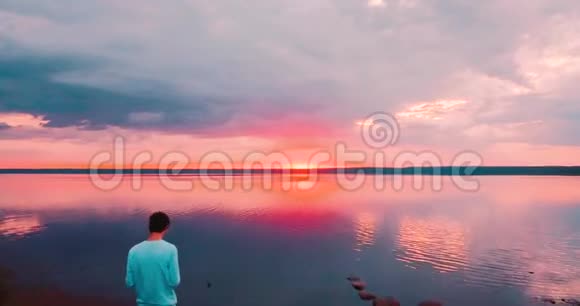 美丽的粉红色日落和北海上空的云彩俄罗斯的黄昏戏剧性的风景海湾视频的预览图