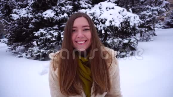 年轻女子在冬天的第一天高兴视频的预览图