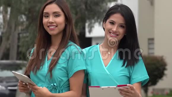 快乐的西班牙裔女护士视频的预览图