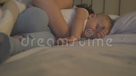 一位年轻的母亲和她的儿子睡在把手里视频的预览图