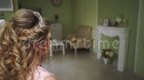 留着漂亮发型的女孩坐在镜头前视频的预览图