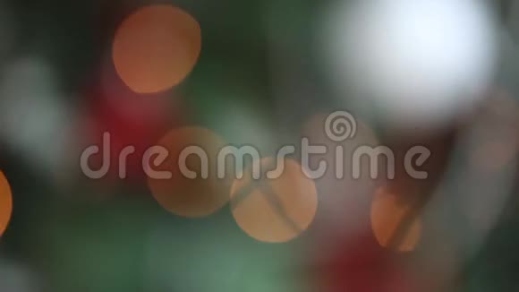 圣诞树上的黄色和橙色圆圈灯光视频的预览图