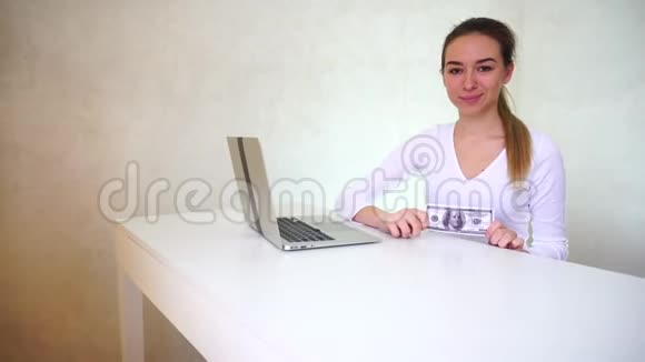 网上商学院女学生显示第一笔钱视频的预览图