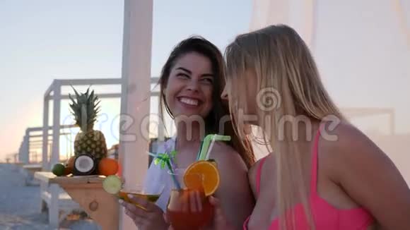 女孩在手机上拍照假日照片自拍海滩上的异国水果视频的预览图
