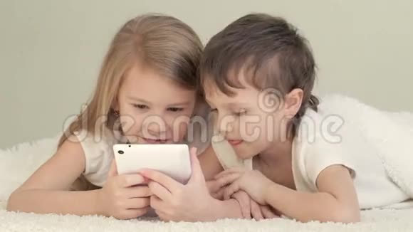 小孩子用平板电脑视频的预览图