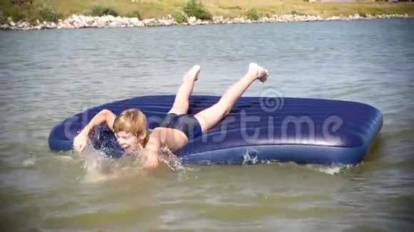 一个年轻人在充气床垫上游泳积极的情绪夏日炎炎视频的预览图