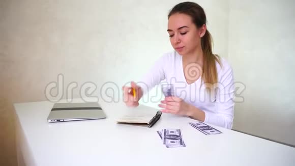 年轻的新娘坐在桌子旁手提电脑分发结婚的钱视频的预览图