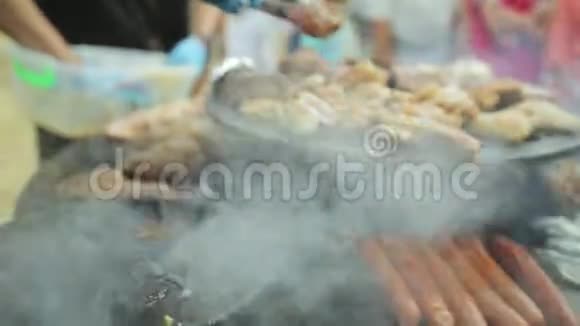 肉鸡翅香肠都是在街上的大型烧烤上炸的视频的预览图