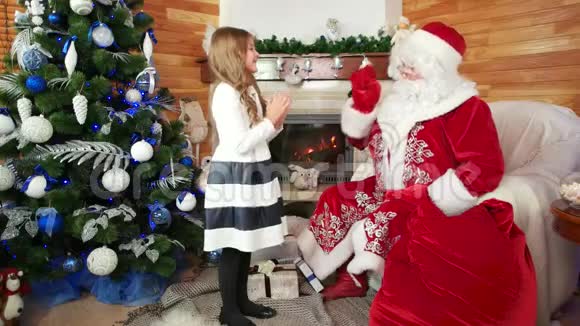 圣诞老人送圣诞礼物给小女孩小孩参观圣尼古拉斯冬季住宅视频的预览图
