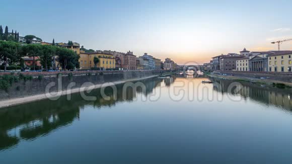 阿诺河和著名的桥庞特威奇奥白天到晚上的时间从佛罗伦萨的庞特埃拉齐日落后视频的预览图
