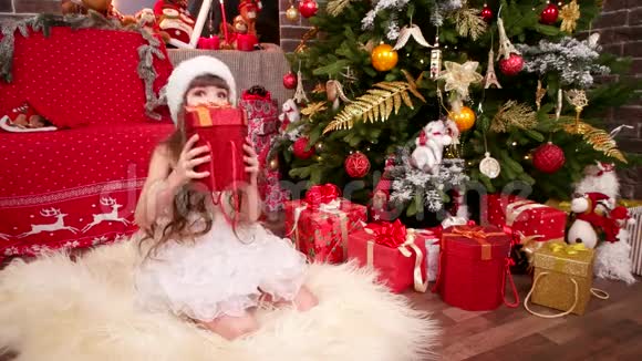惊喜小女孩发现圣诞礼物圣诞礼物快乐的孩子圣诞老人带来了惊喜视频的预览图