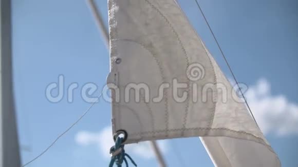 船上的帆被抬高了视频的预览图