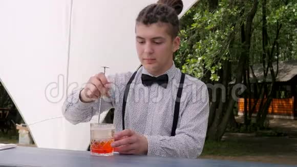 塔普斯特混合玻璃棒勺子冰块与朗姆酒酒吧老板准备酒精鸡尾酒酒吧工人做混合饮料视频的预览图