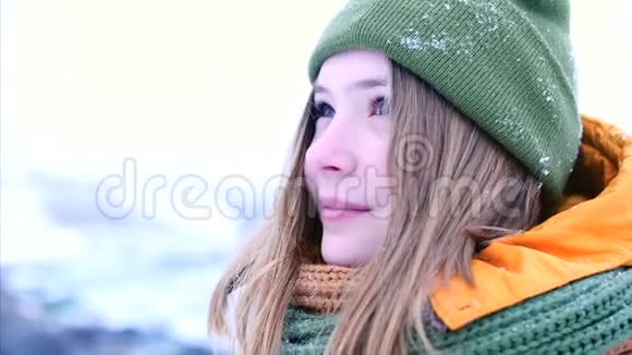 年轻漂亮的少女一头金发在户外享受冬日一个戴着绿棕色围巾的女孩视频的预览图