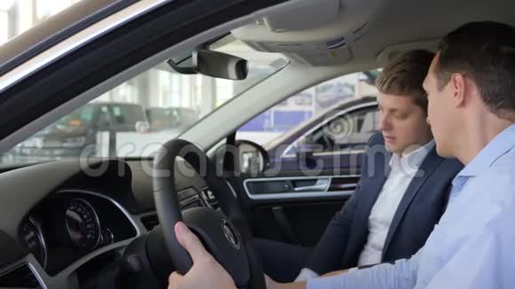 卖方汽车显示买方男子新汽车对话期间视频的预览图