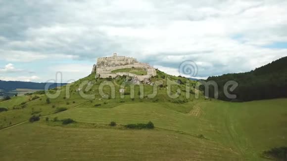 夏季鸟瞰史皮斯城堡中欧第二大城堡视频的预览图