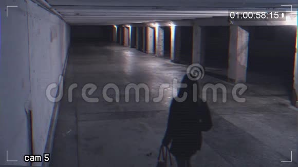 在地下通道抢劫一个女孩从监控摄像机记录视频的预览图